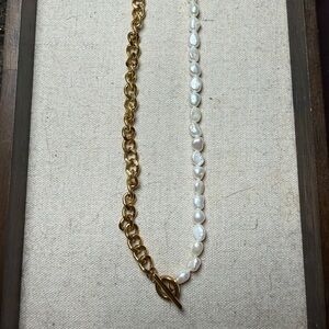 Elegant Gold and Pearl Necklace